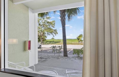 Ruskin Condo | NICE! Great Reviews! Tampa Bay Beach condo with FULL kitchen, Veteran owned