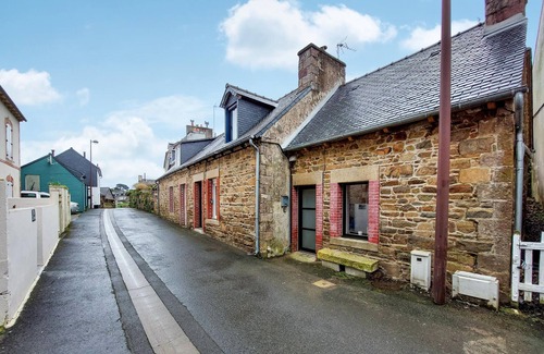 Loguivy House | Nice home in Ploubazlanec with kitchen