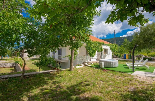 Rascane House | Nice home in Rascane with jacuzzi