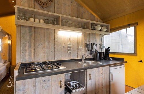 Vierhuizen House | Nice safari tent with bathroom at a holiday park near Lauwersmeer National Park