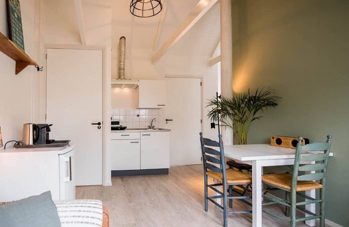 Nes Apartment | Nice studio for 2 people in the centre of Nes and the beach is 1.5 km away.