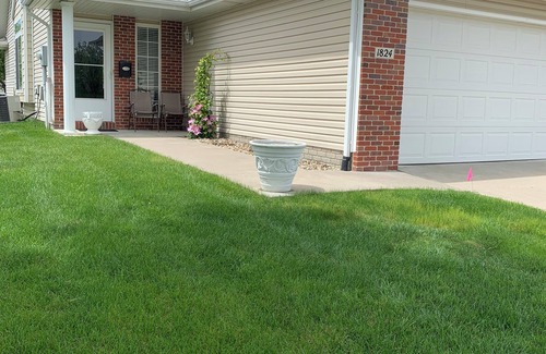 West Omaha House | Nice Townhome with FREE breakfast, snacks and coffee.