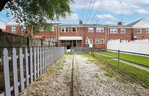 Loch Raven Apartment | nnChic Studio Basement Separate Private Entrance w/Shared Washer & Dryer