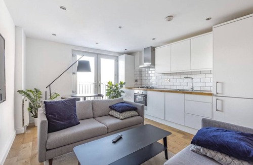 London Borough of Bromley Apartment | No.1 Universal House - Double Bedroom Apartment