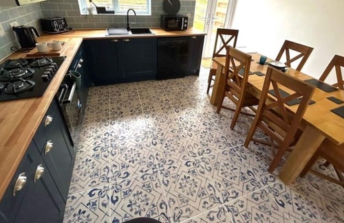 Foxley Cottage | No.2 Badger Sett. Modern home with hottub in Norfolk