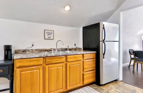 Lincoln Apartment | NO Cleaning Fee! Safe, Pet Friendly, Fully Furnished Detached Garage Guesthouse