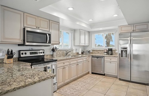 Painters Hill House | No Extra Fees!/Ocean Views/Steps to Private Beach