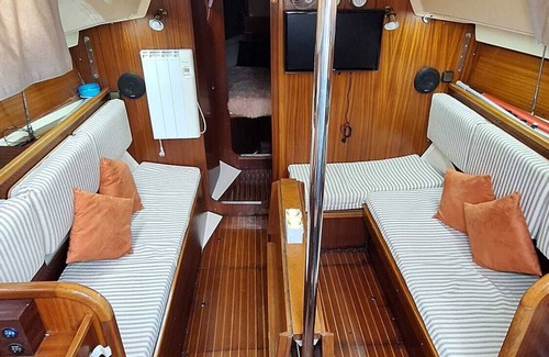 Badalona Boat Rental | Noche en el Mar: Hospédate en un Encantador Velero en Barcelona