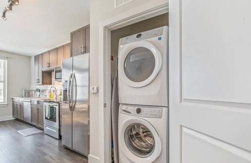 Villa Heights Apartment | ⭐️NoDa King Bed | ⭐️2 Smart TVs | 5mins to Uptown⭐️