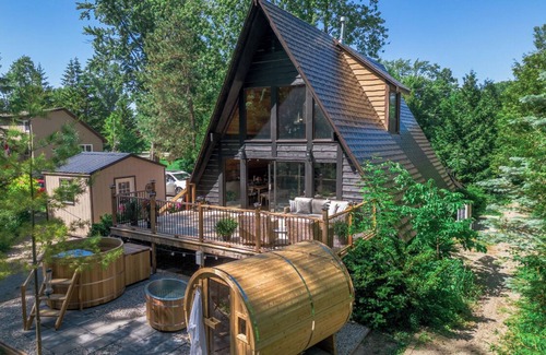 Lambton Shores Cottage | Nordic Spa Retreat - hot tub/Cold tub/sauna/fireplace