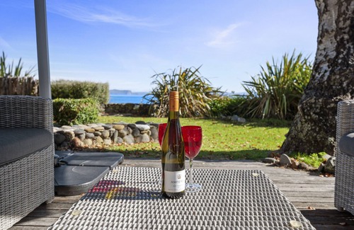 Taupo District Cottage | North Cole Cottage - Hatepe Lake Front Home