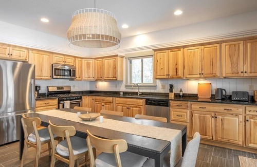 Breezy Point Cabin | North Loon-Charming|Kayaks|SUPs|Hot tub|Firepit