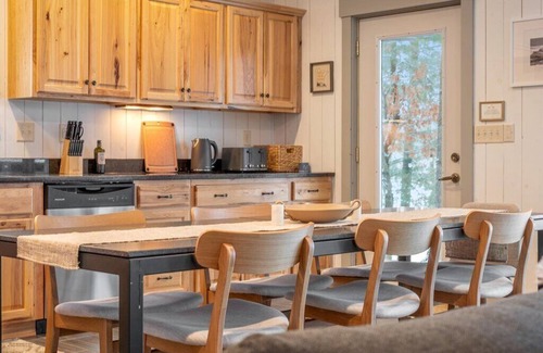 Breezy Point Cabin | North Loon-Charming|Kayaks|SUPs|Hot tub|Firepit