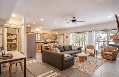 Breezy Point Cabin | North Loon-Charming|Kayaks|SUPs|Hot tub|Firepit