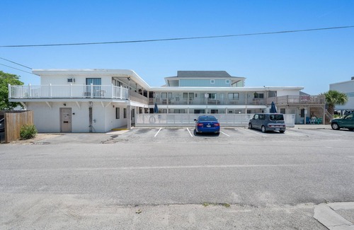 Ash Condo | North Myrtle Oceanview Studio Pool | Dogs Allowed!