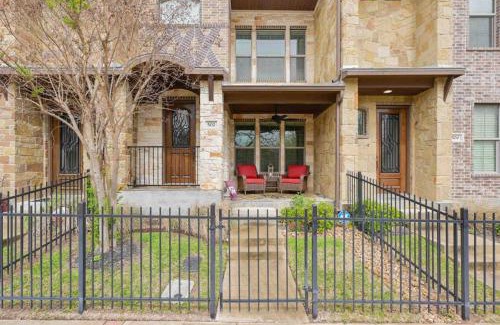 College Station House | Northgate Nest Townhome 2 BR 2.5 BA Office Walk to TAMU