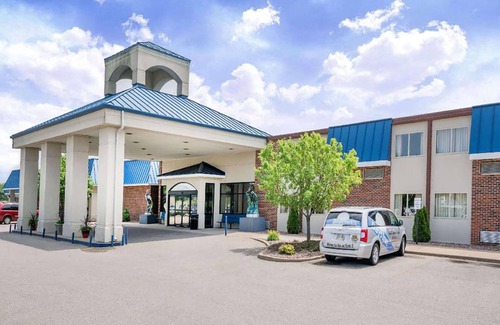 La Crosse Hotel | Norwood Inn and Suites Lacrosse - Standard 1 King Bed Non Smoking