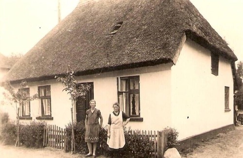 Spandowerhagen House | Nostalgia in a romantic holiday home with a thatched roof and fireplace in front of the island of Usedom