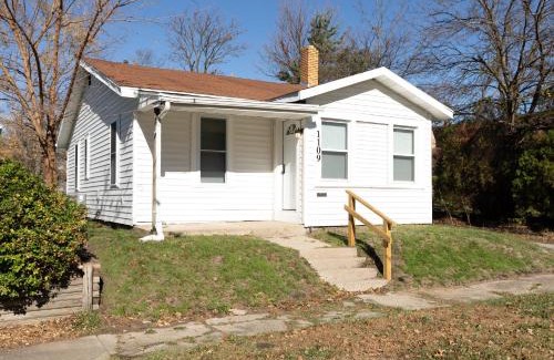 Northeast South Bend Apartment | Notre Dame Area - 2BR 1BA with WiFi and Full Kitchen