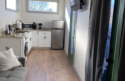 Hatfield Cabin | nSecluded Mountain Container - Hot Tub & King Bed