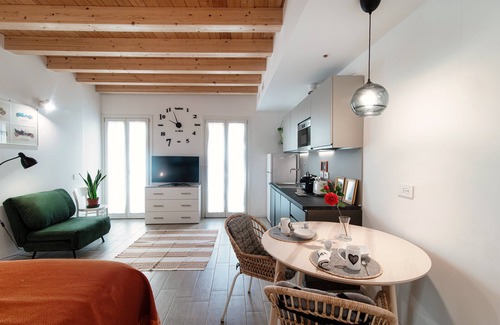 Como Apartment | Numero 11 Piazza Amendola