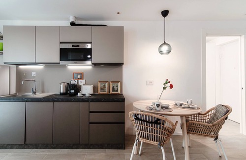 Como Apartment | Numero 11 Piazza Amendola