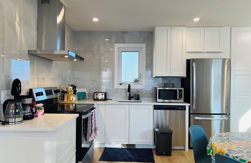 Varsity Apartment | NW, Carriage home Close to U of C & Hospitals