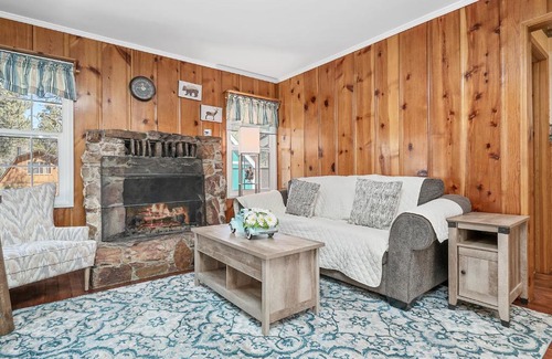 Big Bear Lake Ski Chalet | Oak Nesting - Great chalet style cabin at the end of the street with rustic stone gas log fireplace!