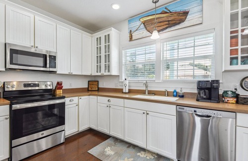 Gulfport Cottage | Oak trees, Heated Pool oasis & walk to beach! Drive to downtown 3 min!