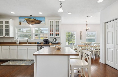 Gulfport Cottage | Oak trees, Heated Pool oasis & walk to beach! Drive to downtown 3 min!