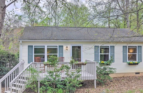 Oakley Cottage | ‘Oakley Cottage’ - 4 Mi to Blue Ridge Parkway!