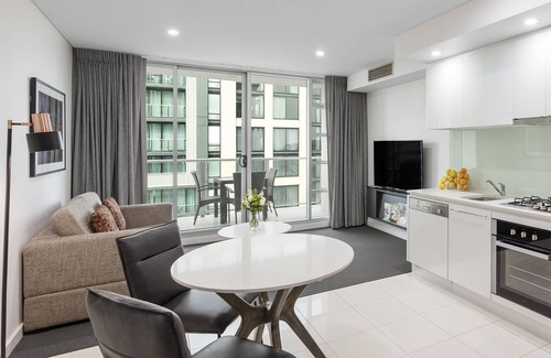 Adelaide Central Business District Apartment | Oaks Adelaide Embassy Suites