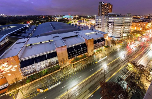 Adelaide Central Business District Apartment | Oaks Adelaide Embassy Suites