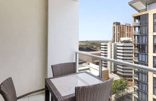 Adelaide Central Business District Apartment | Oaks Adelaide Embassy Suites