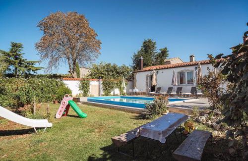 Kanfanar Apartment | Oberhalb des Limfjords liegt diese Ferienwohnung mit Pool, Terrrasse und Grillplatz
