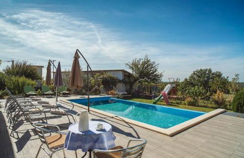 Kanfanar Apartment | Oberhalb des Limfjords liegt diese Ferienwohnung mit Pool, Terrrasse und Grillplatz
