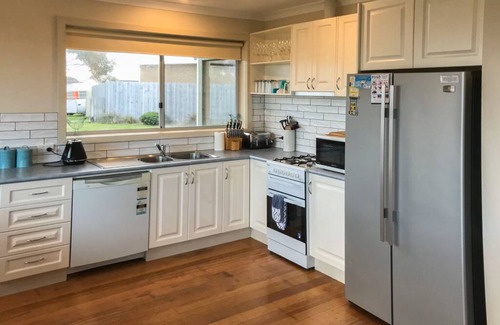 Warrnambool House | OCEAN BREEZE Pet Friendly, Easy walk to Beach and Free WIFI