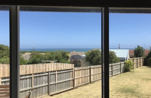 Warrnambool House | OCEAN BREEZE Pet Friendly, Easy walk to Beach and Free WIFI