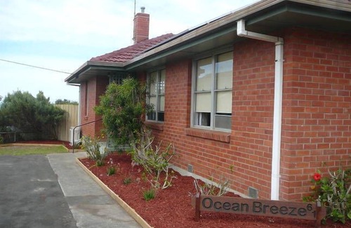 Warrnambool House | OCEAN BREEZE Pet Friendly, Easy walk to Beach and Free WIFI