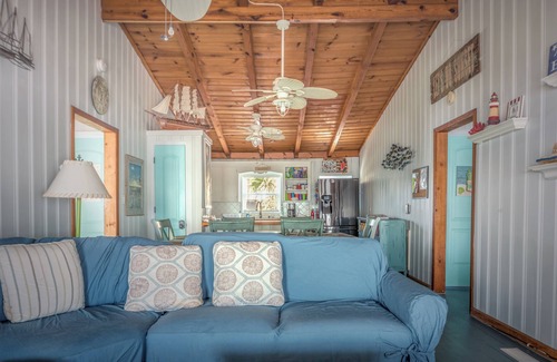 Long Beach House | OCEAN FRONT, 4BR, 2BA, FENCED YARD, PET FRIENDLY, Walkable to shops/restaurants