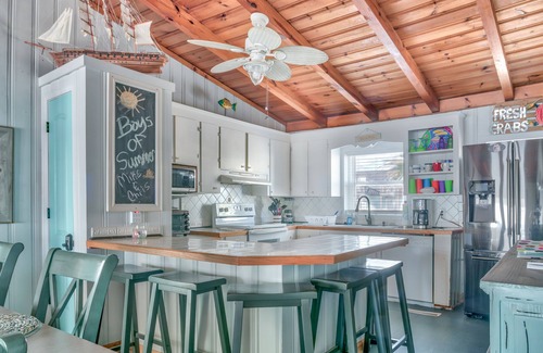 Long Beach House | OCEAN FRONT, 4BR, 2BA, FENCED YARD, PET FRIENDLY, Walkable to shops/restaurants