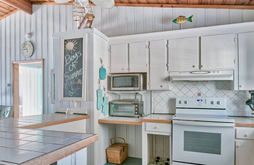 Long Beach House | OCEAN FRONT, 4BR, 2BA, FENCED YARD, PET FRIENDLY, Walkable to shops/restaurants