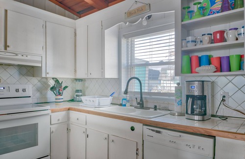 Long Beach House | OCEAN FRONT, 4BR, 2BA, FENCED YARD, PET FRIENDLY, Walkable to shops/restaurants