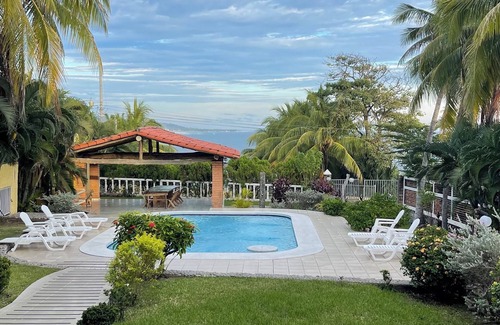 Tamanique House | Ocean Front Beach Estate/-Surfers Paradise- PRESIDENTIAL SUITE