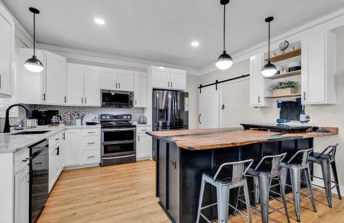 Surfside Beach House | Ocean Lakes getaway 6bd with arcade game table