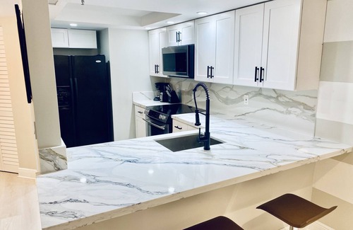 Miami Beach Condo | Ocean View 1Br 1.5Ba Stylish Beach Condo + Parking