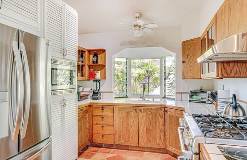Kona Paradise House | Ocean-View Bungalow: Walk to Pebbles Beach!