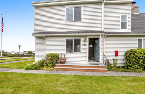 Seaside Cottage | Ocean-view getaway with a heated pool & fireplace - walk on the beach