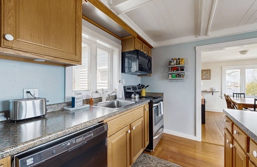 Rockland House | Ocean-view penthouse with deck, gas grill, washer/dryer, full kitchen, & WiFi