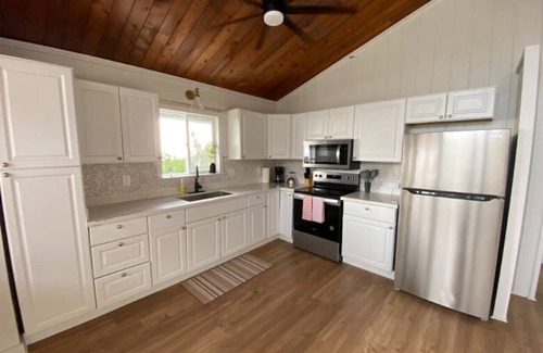 Kalaoa House | Ocean View Retreat with Airy Private Patio